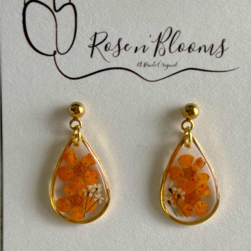 Resin flower dangle earrings